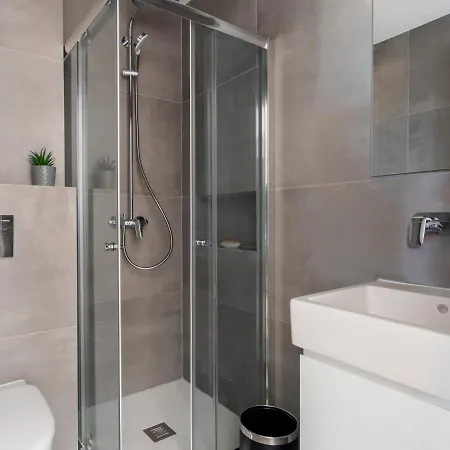 아파트 Ideally Planned 1-bedroom Holiday With Balcony All Yours