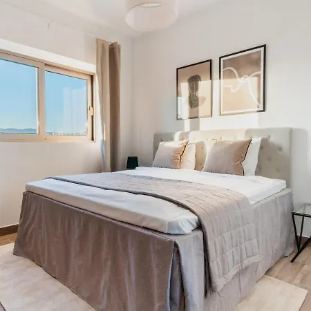아파트 Ideally Planned 1-bedroom Holiday With Balcony All Yours